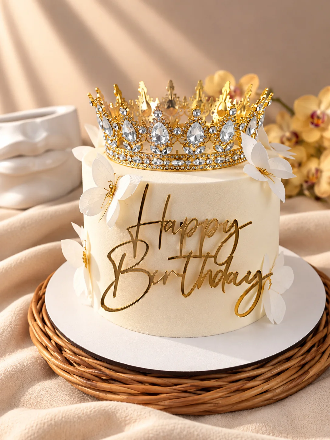Торт с короной и надписью Happy Birthday — общий вид