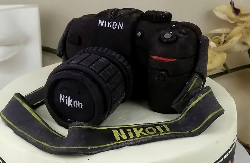 Объёмный фотоаппарат Nikon и фотолента на торте для фотографа
